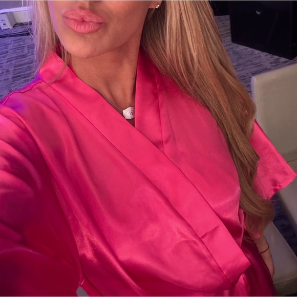Vibrant Pink Satin robe - Picture 4 of 5